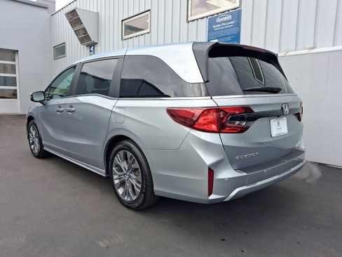 Used 2025 Honda Odyssey Touring image 3