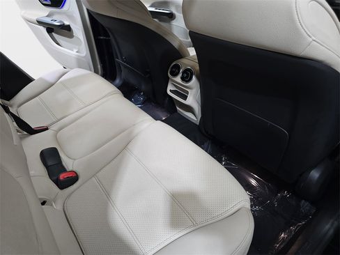 Used 2023 Mercedes-Benz GLC 300 4MATIC image 13