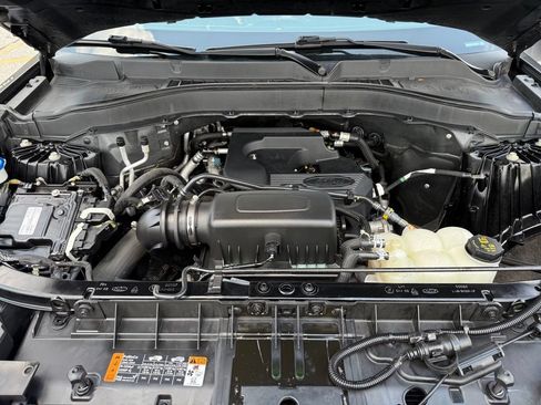 Used 2020 Ford Explorer XLT w/ Equipment Group 202A AWD/4WD image 11