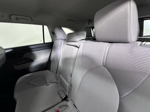 Used 2023 Toyota Highlander LE image 17