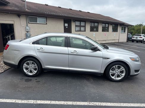 Used 2017 Ford Taurus SE FWD image 2