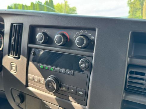 Used 2009 GMC Savana 3500 RWD image 17