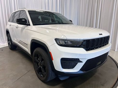 Used 2024 Jeep Grand Cherokee Altitude AWD/4WD image 24