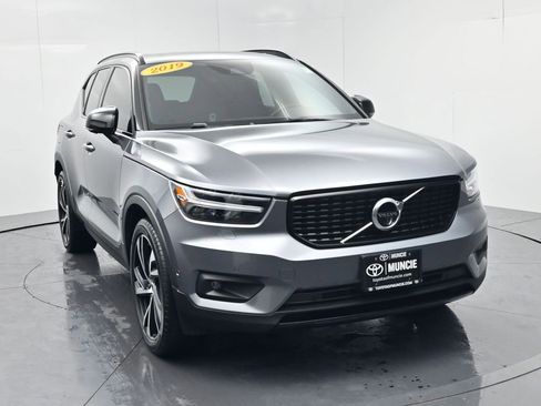 Used 2019 Volvo XC40 T5 R-Design image 2