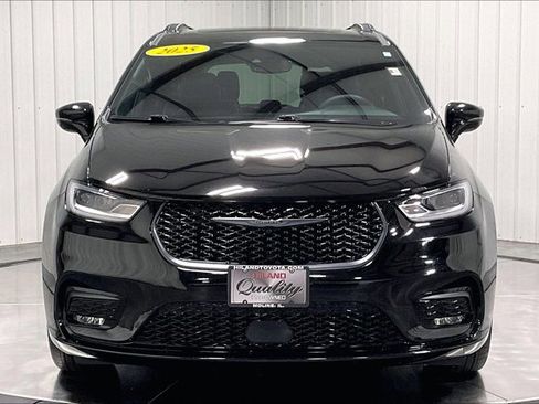 Used 2025 Chrysler Pacifica Limited FWD image 2