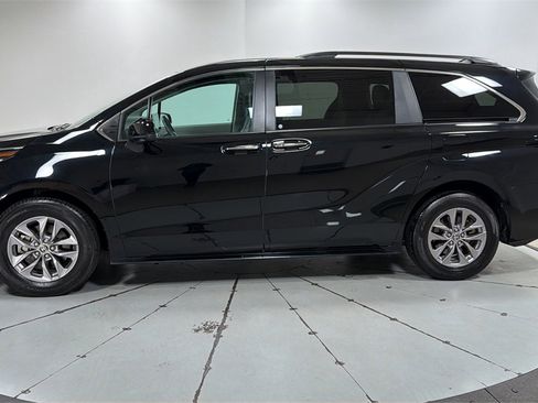 Used 2024 Toyota Sienna XLE image 8
