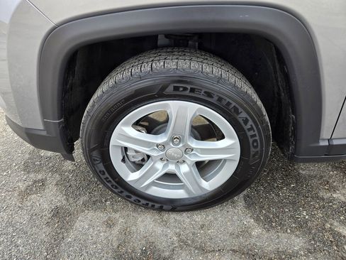 Used 2023 Jeep Compass Latitude w/ Mopar Graphics Package image 30