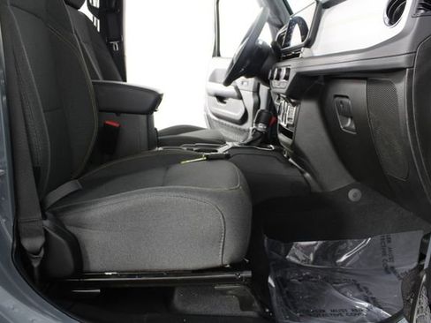 Used 2025 Jeep Wrangler Unlimited Sahara image 19