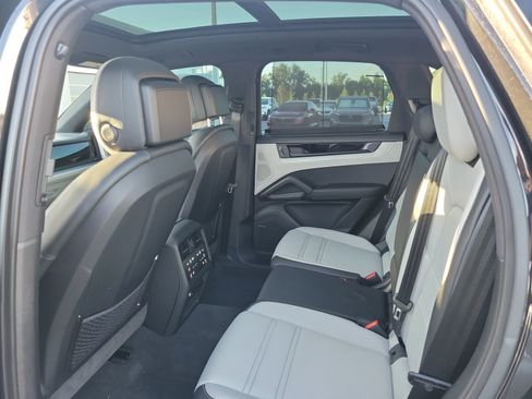 Used 2024 Porsche Cayenne S AWD/4WD image 29