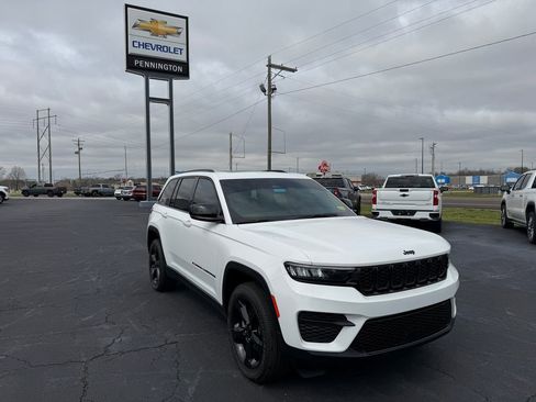Used 2024 Jeep Grand Cherokee Altitude image 43
