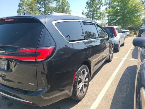 Used 2022 Chrysler Pacifica Pinnacle AWD/4WD image 3