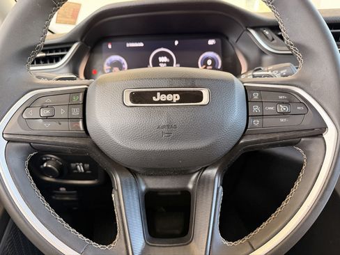 Used 2023 Jeep Grand Cherokee Laredo AWD/4WD image 10