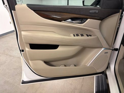 Used 2019 Cadillac Escalade Premium Luxury RWD image 22
