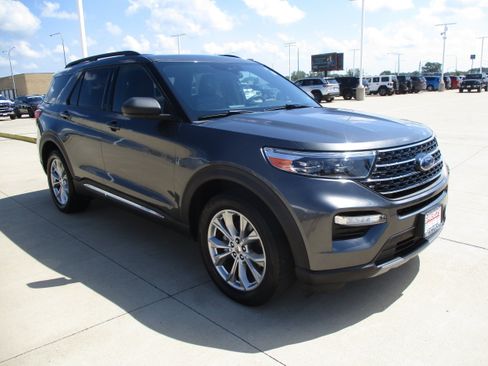 Used 2020 Ford Explorer XLT w/ Equipment Group 202A AWD/4WD image 7