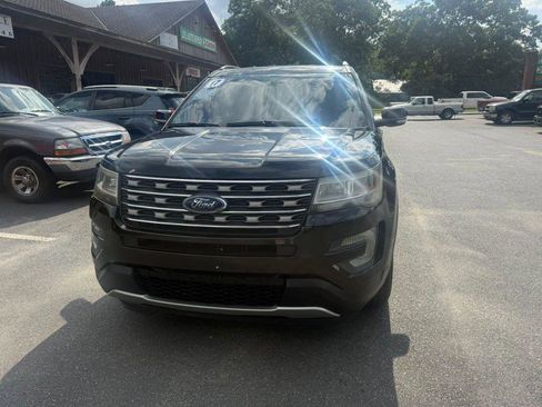 Used 2017 Ford Explorer XLT w/ Equipment Group 202A FWD image 2