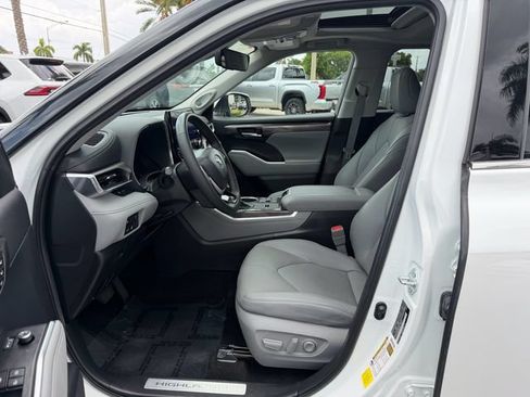 Used 2023 Toyota Highlander Limited FWD image 9