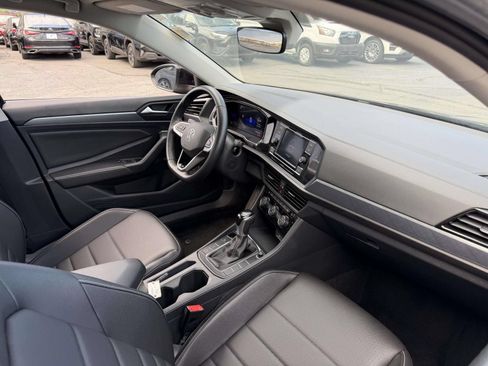 Used 2024 Volkswagen Jetta SE FWD image 11