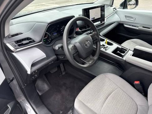 Used 2026 Toyota Sienna LE FWD image 23