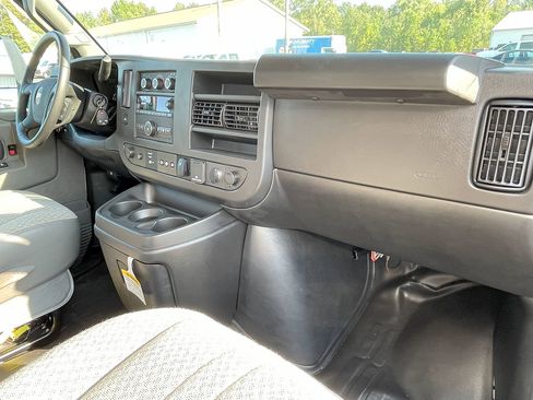 Used 2022 Chevrolet Express 3500 CUTWAY w/ Power Convenience Package image 33
