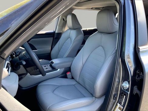 Used 2023 Toyota Highlander XLE image 15