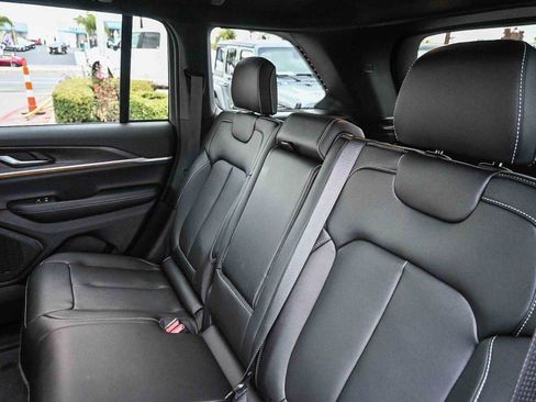 New 2025 Jeep Grand Cherokee Limited image 22