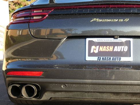 Used 2018 Porsche Panamera 4 image 11