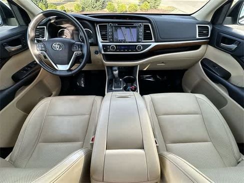 Used 2018 Toyota Highlander Limited image 22