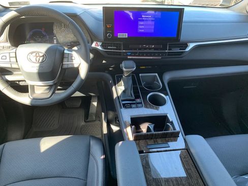 New 2026 Toyota Sienna Platinum AWD/4WD image 15