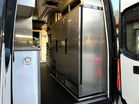 Used 2020 Mercedes-Benz Sprinter 4500 image 31