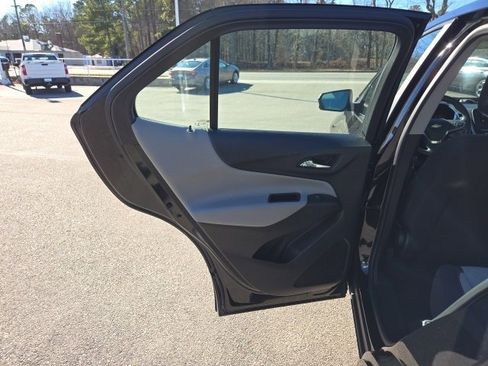 Used 2022 Chevrolet Equinox LS image 23