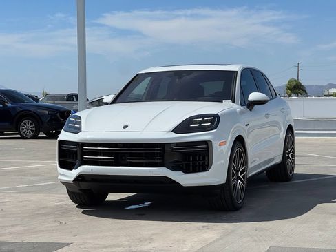 Used 2025 Porsche Cayenne Turbo w/ Premium Package Plus AWD/4WD image 4