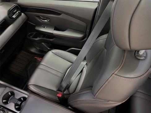 Used 2025 Honda Pilot TrailSport image 23