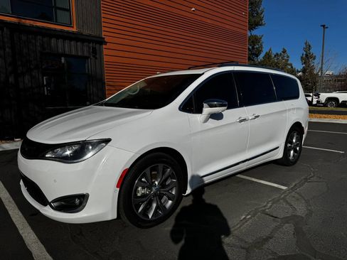 Used 2017 Chrysler Pacifica Limited w/ Advanced Safetytec Group image 1