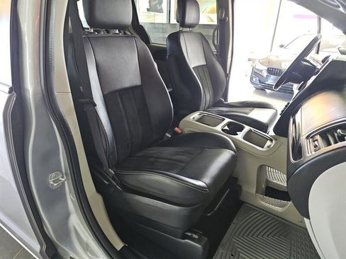 Used 2019 Dodge Grand Caravan SXT image 29