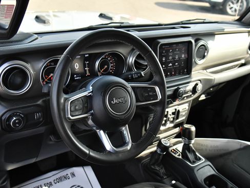 Used 2023 Jeep Gladiator Overland image 17