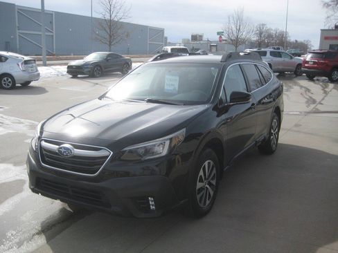Used 2020 Subaru Outback Premium image 4
