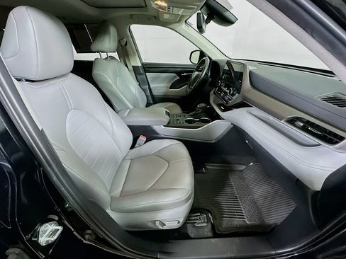 Used 2024 Toyota Highlander XLE image 9