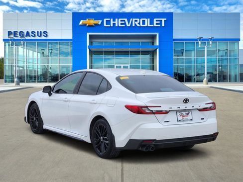 Used 2025 Toyota Camry SE w/ Convenience Package FWD image 5