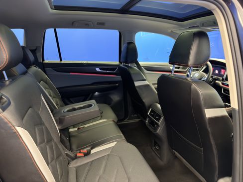 Used 2025 Volkswagen Atlas Peak Edition SE AWD/4WD image 27