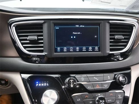 Used 2019 Chrysler Pacifica Touring-L image 34