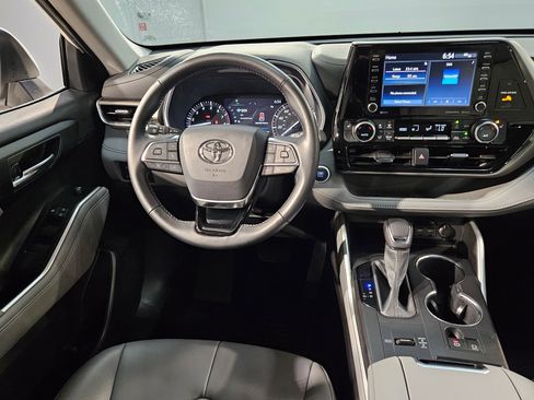 Used 2021 Toyota Highlander XLE image 9