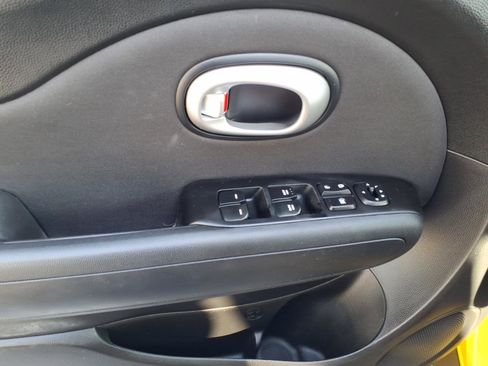 Used 2015 Kia Soul + image 13
