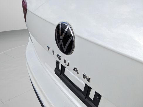 Used 2023 Volkswagen Tiguan SE image 40