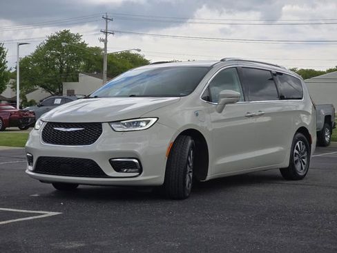 Used 2021 Chrysler Pacifica Touring-L w/ Uconnect Theater Family Group FWD image 16