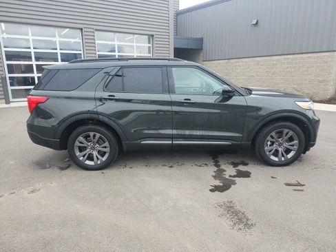Used 2022 Ford Explorer XLT w/ Equipment Group 202A image 4