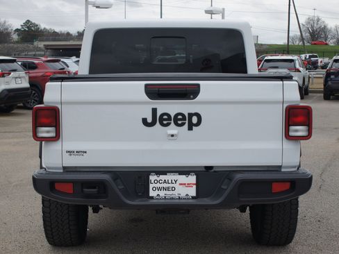 Used 2025 Jeep Gladiator Sport image 3
