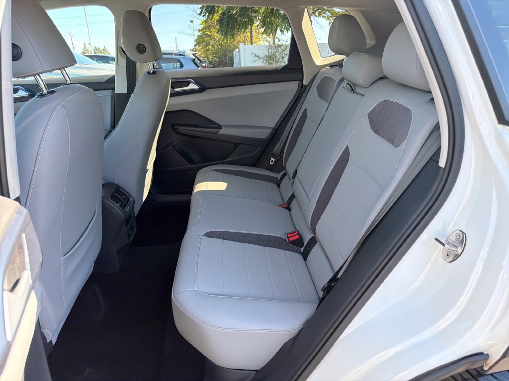 Used 2024 Volkswagen Taos SE w/ Panoramic Sunroof Package FWD image 29