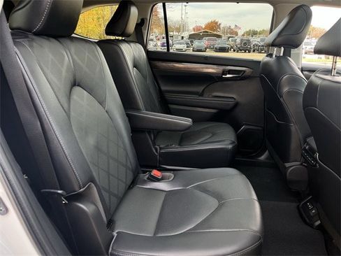 Used 2022 Toyota Highlander Platinum image 32