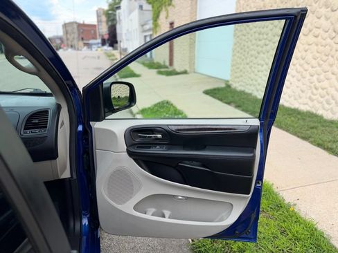 Used 2019 Dodge Grand Caravan SE w/ UConnect Hands-Free Group FWD image 24