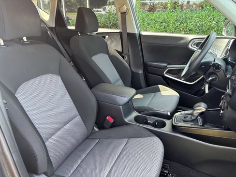 Used 2025 Kia Soul LX w/ LX Technology Package FWD image 33